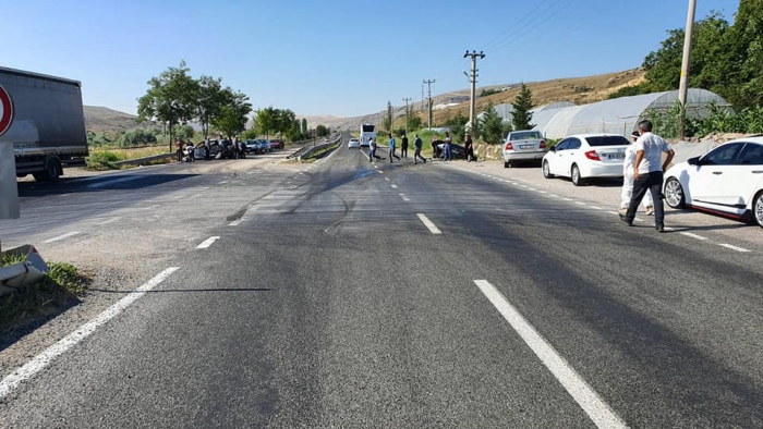 Sinop Valisi Erol Karaömeroğlu, Çankırı- Ankara Karayolu Ballıca Mevkiinde trafik kazası geçirdi.