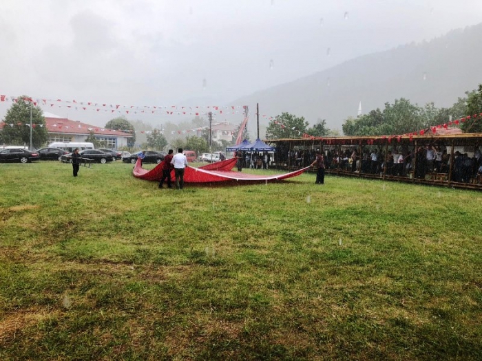 BAYRAK YERE DÜŞMEDEN YERİNDEN KALKTI, BAYRAĞI KALDIRDI.. ALKIŞLAR CHP'Lİ VEKİLE...