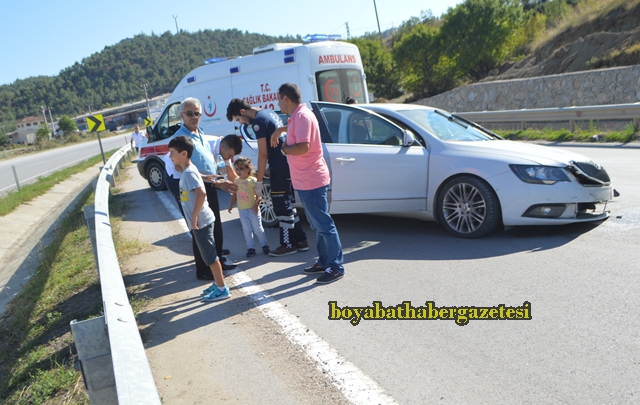 boyabat-karacaörende-virajı-alamayan-otomobil-boyabat-haber-gazetesi-ezgifm-davut-koçyiğit-zincirleme-kaza2