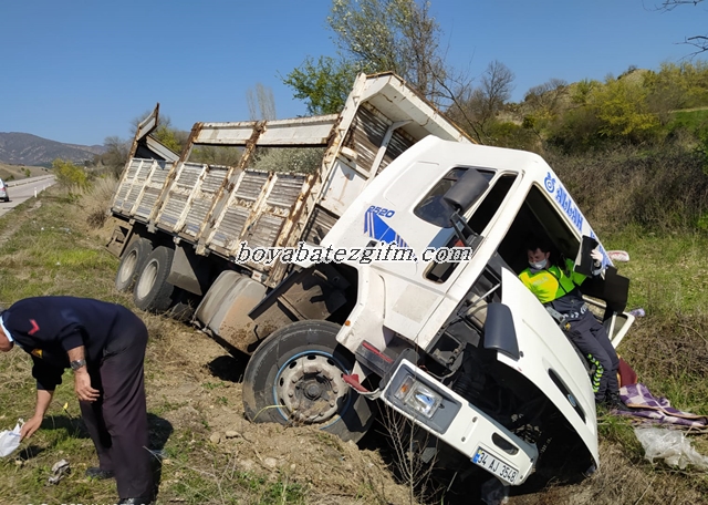 Kontrolden Çıkan Kamyon Su Kanalına Düştü