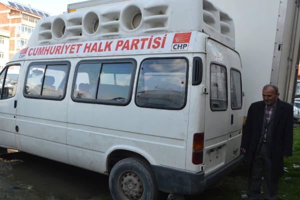 CHP’NİN MİNİBÜSÜNÜN PLAKALARINI ÇALDILAR!