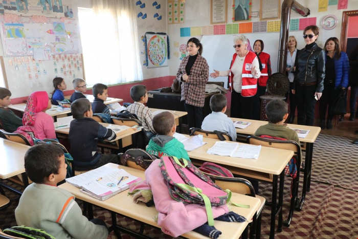 TÜRK KIZILAYI SİNOP ŞUBESİNDEN  ÖĞRENCİLERE YARDIM ELİ