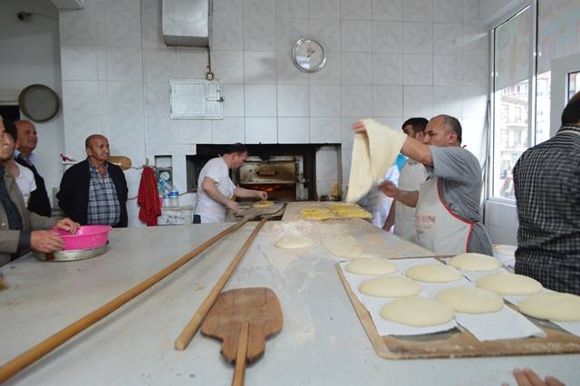 PİDE FIRINCILARIN YÜZÜNÜ GÜLDÜRDÜ.