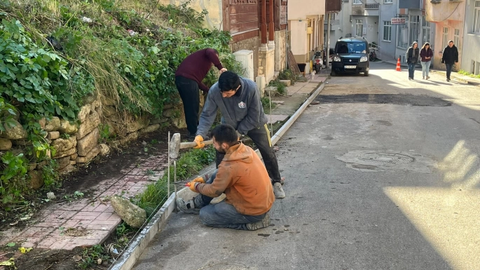 SİNOP BELEDİYESİ, YENİ MAHALLE YÜKSEK KALDIRIM SOKAK'TA KALDIRIM YENİLEME ÇALIŞMALARINA BAŞLADI