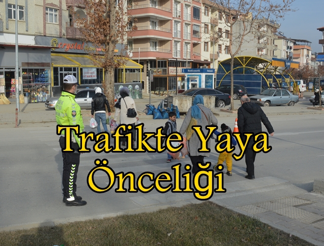 Boyabat'ta Trafik Polislerinden Öncelik Yayanın Uygulaması Yapıldı