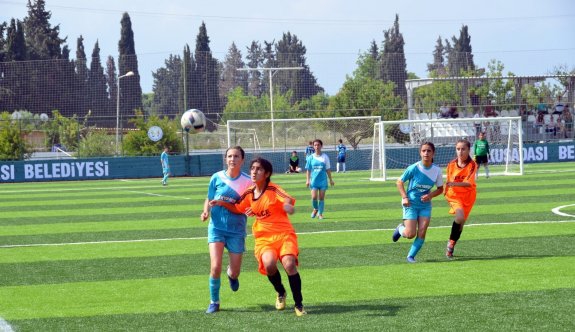 TÜRKİYE FUTBOL ŞAMPİYONASINDA SİNOPLU KIZLAR 3. OLDU